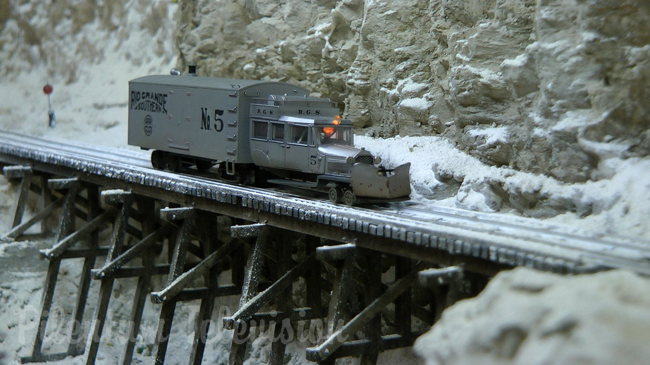 Amazing Railway Layout in HOn3 gauge with Rocky Mountains and Winter Landscape