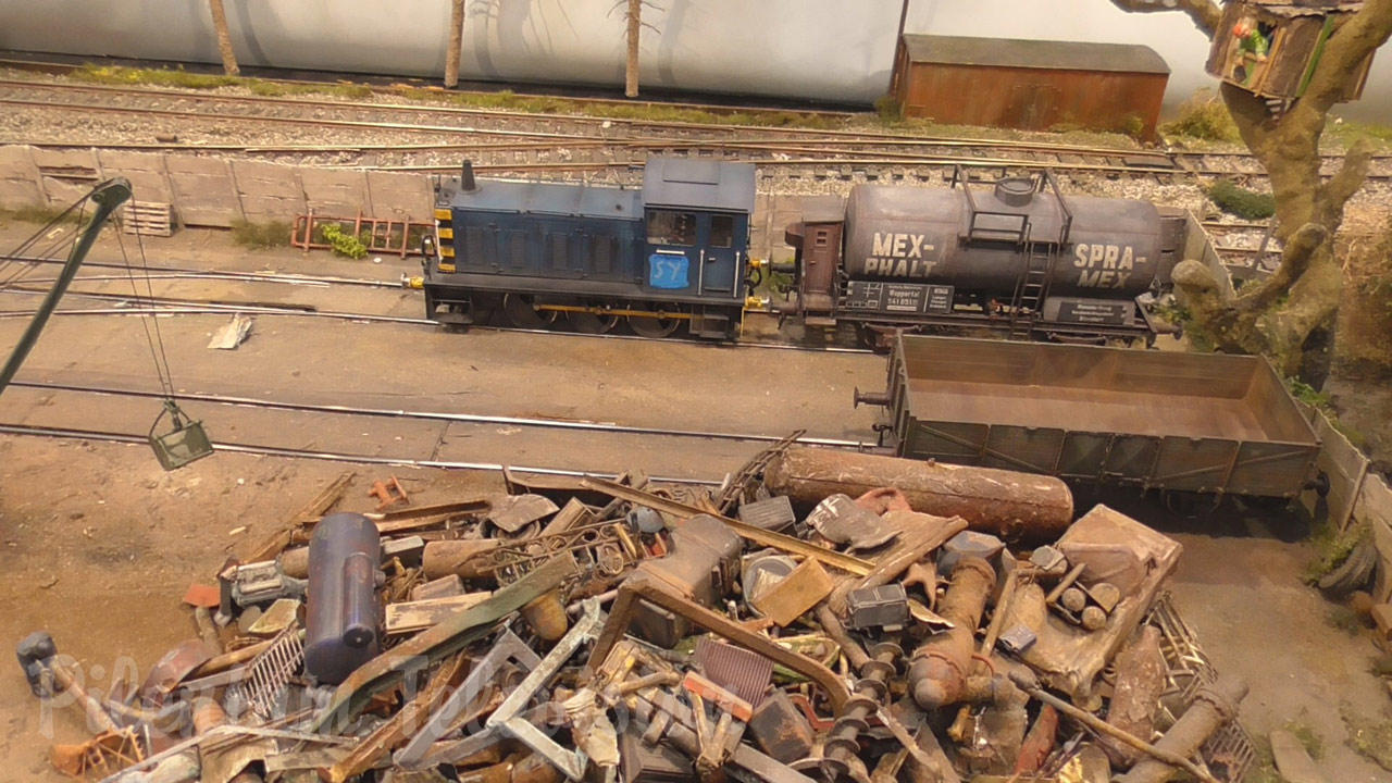 Perfect Weathering: Scrapyard Model Railroad Layout by Samuel de Zutter in 1/32 scale