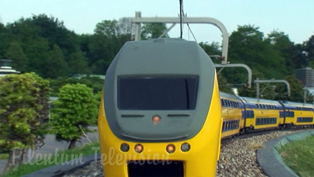 Garden Railway Cab Ride Madurodam Amusement Park: Outstanding Model Trains in 1/25 Scale