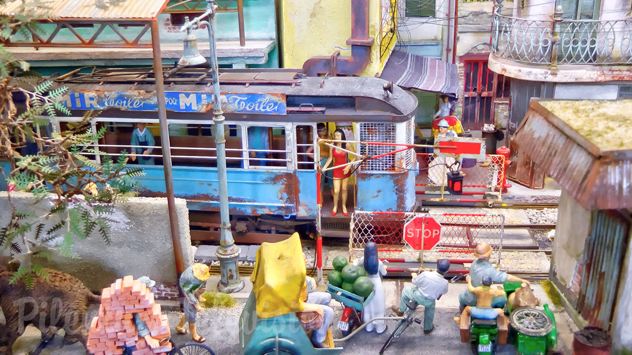 Model Railway Diorama of Maeklong Train Market - Model Railroading and Scratch Building at its Best - On30 Layouts