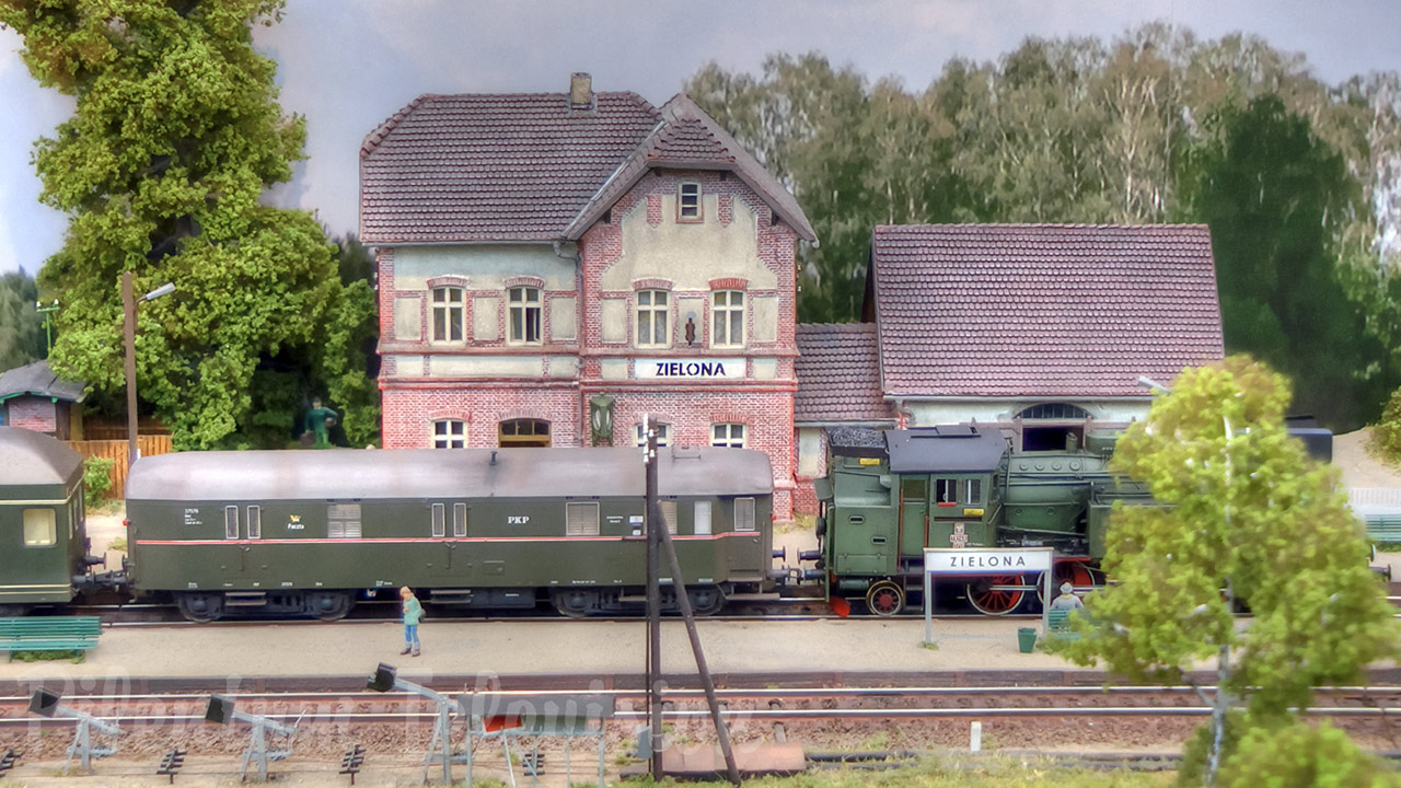 Model railroad layout of Zielona railway station with steam locomotives of the Polish State Railways