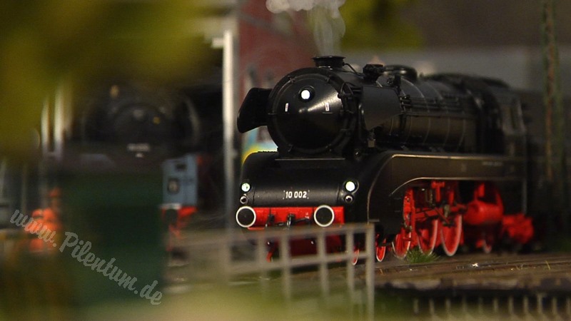 Model Railway Steam Locomotive BR 10 002 German Federal Railroad