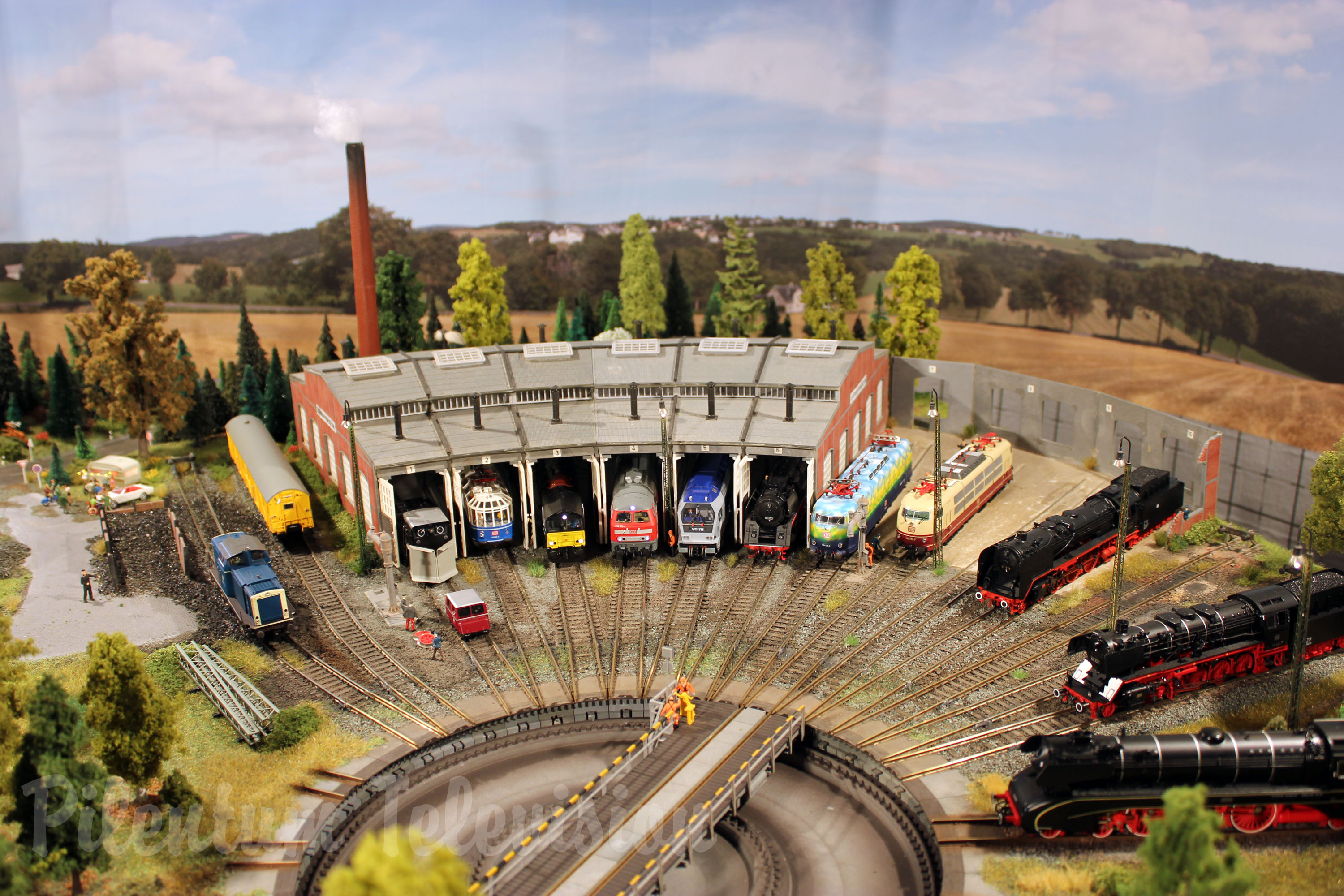 Absolutely Amazing Model Railroad Layout in HO Scale