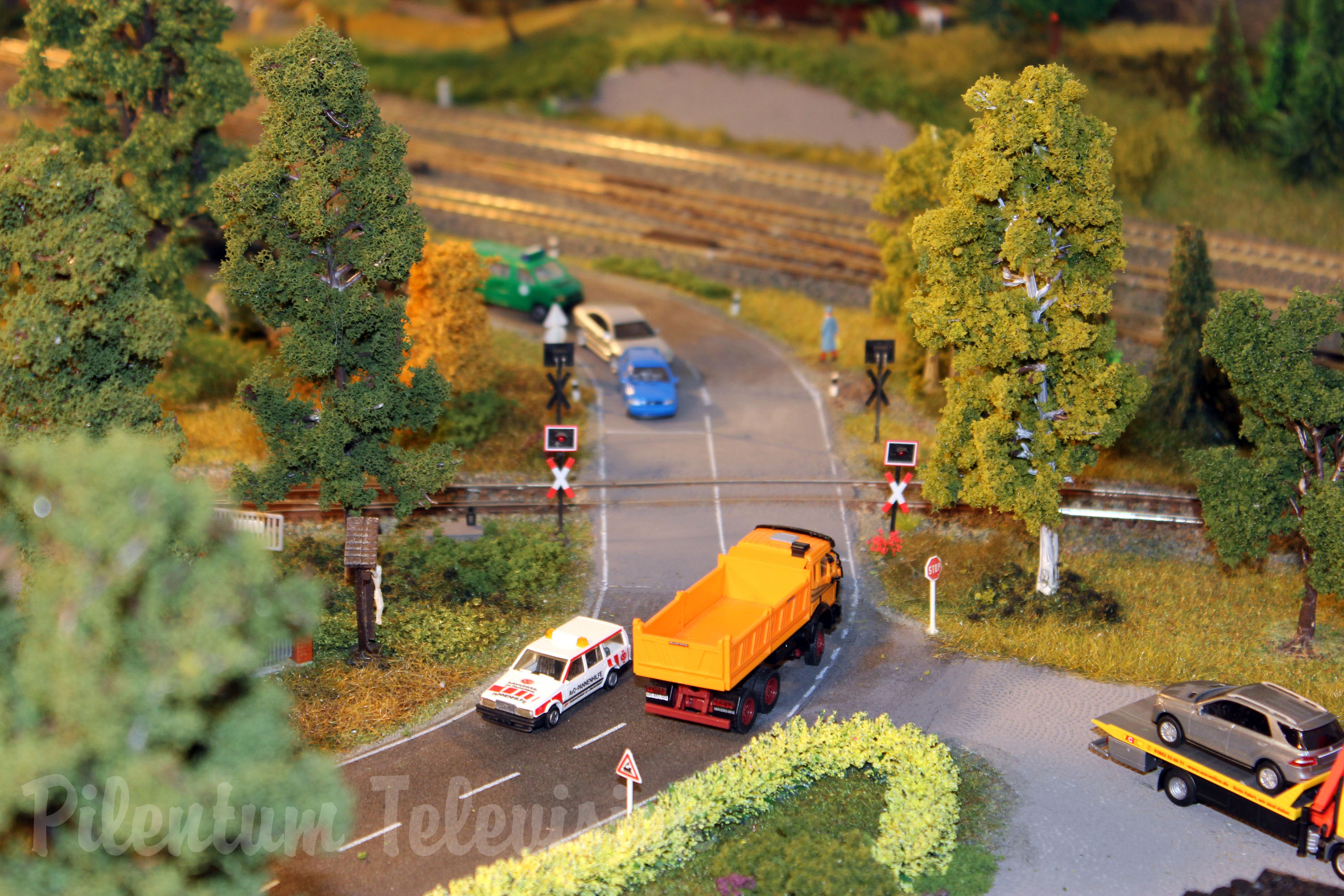 Absolutely Amazing Model Railroad Layout in HO Scale