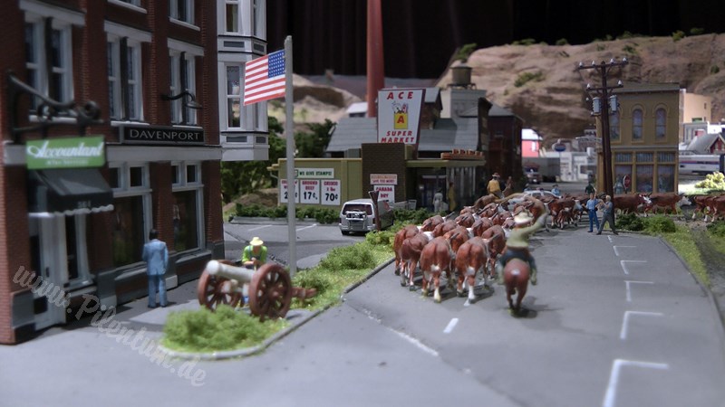 Wonderful US model railroad layout in HO scale