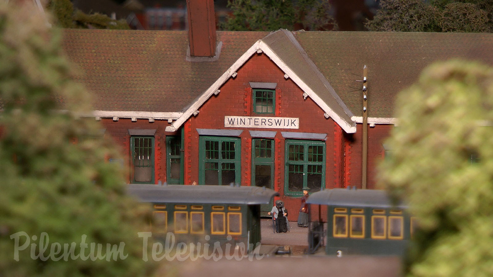 Vintage Model Railway Display of the 1920's and 1930's in HO Scale