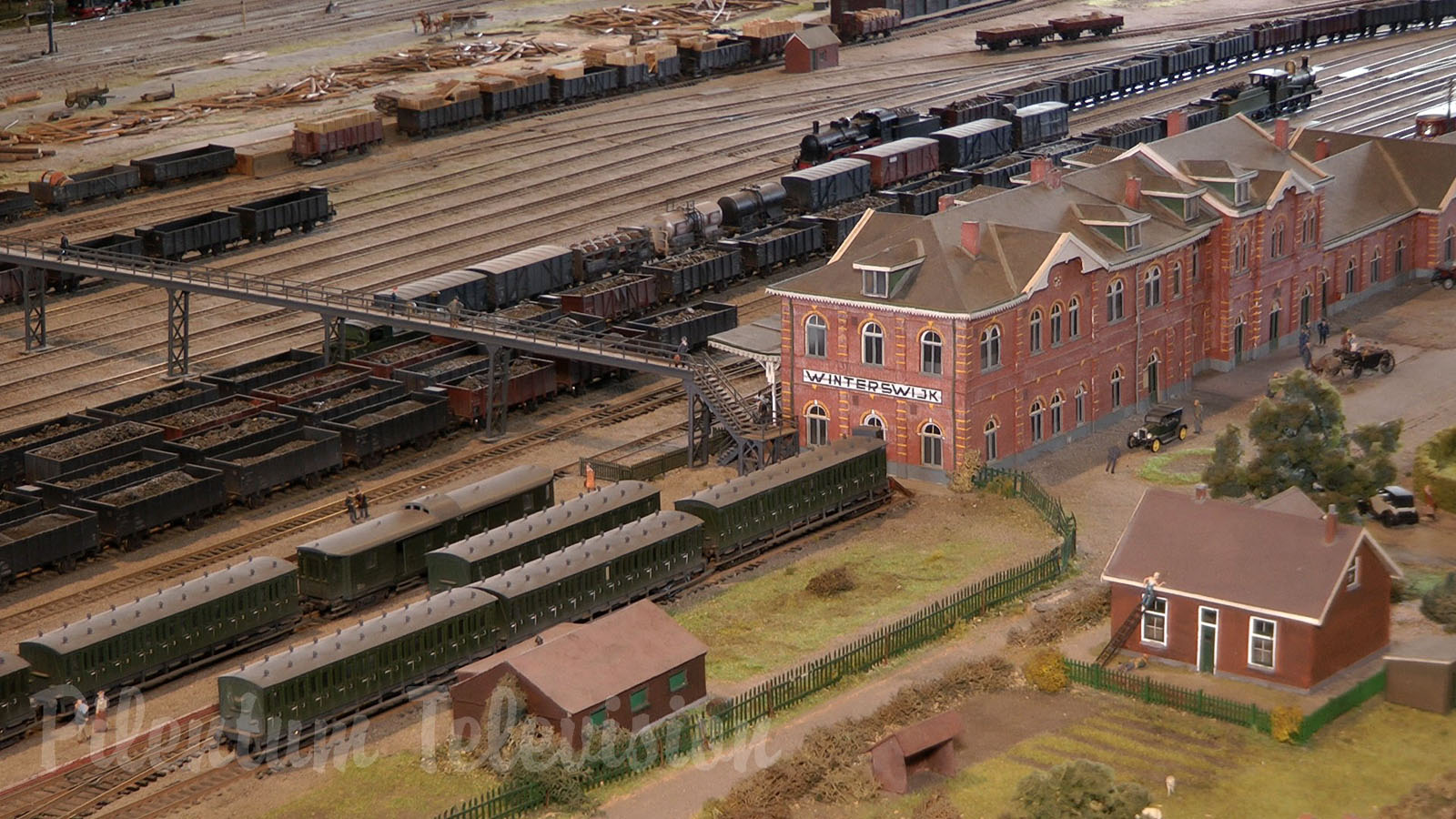 Vintage Model Railway Display of the 1920's and 1930's in HO Scale