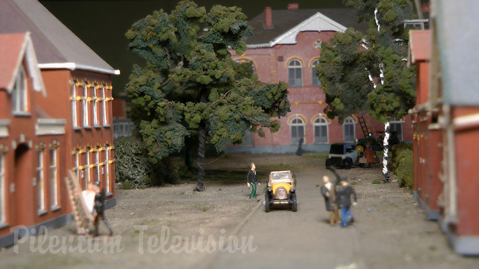 Vintage Model Railway Display of the 1920's and 1930's in HO Scale