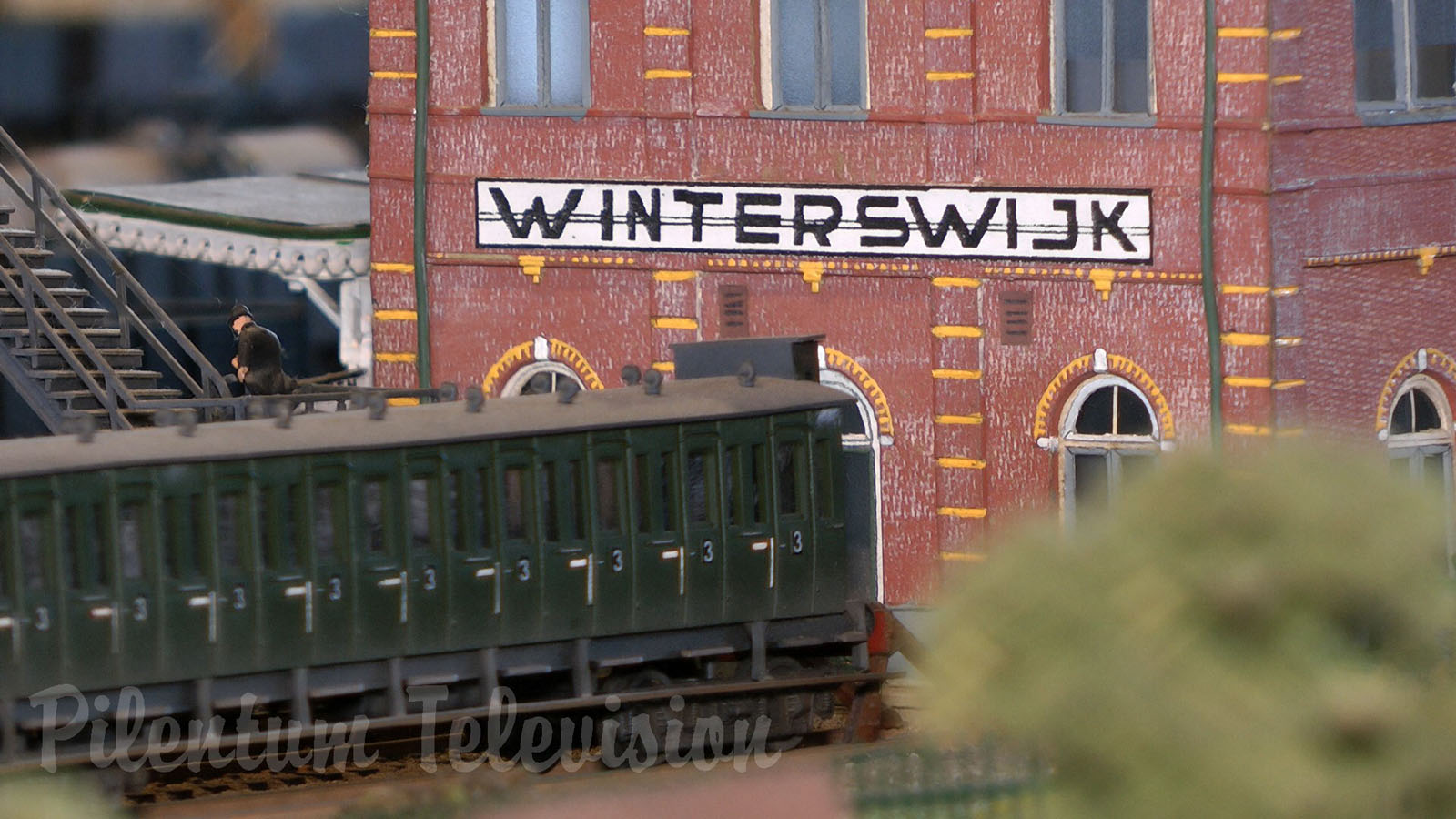 Vintage Model Railway Display of the 1920's and 1930's in HO Scale