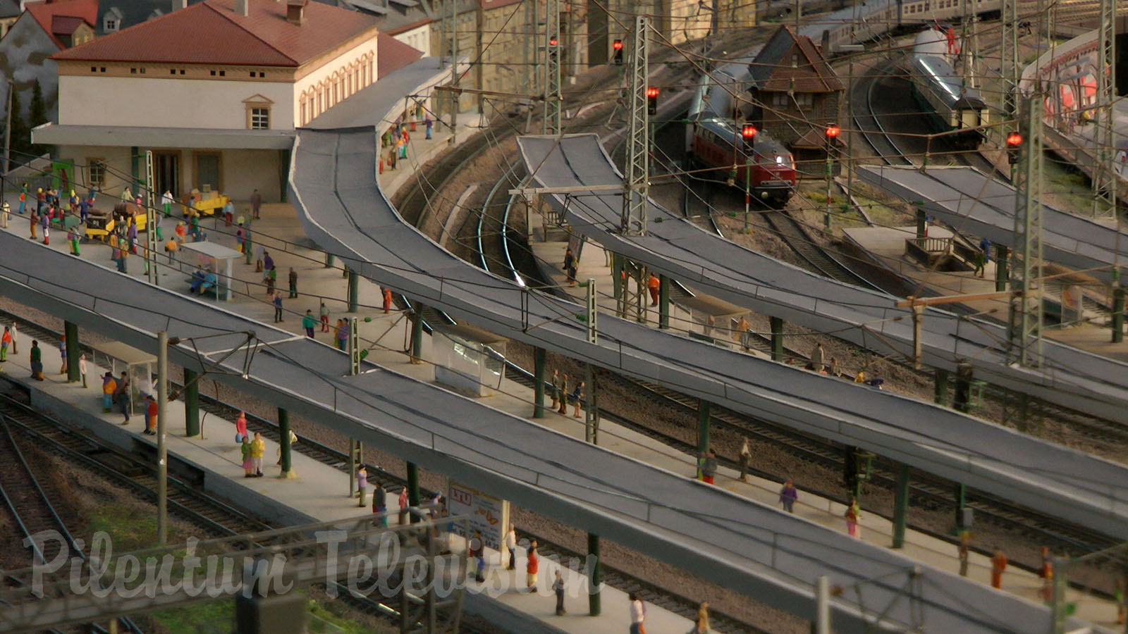 Model Railroad Layout by Modelspoor Group Nienoord with Miniature Cars and more than 100 Trains in HO Scale