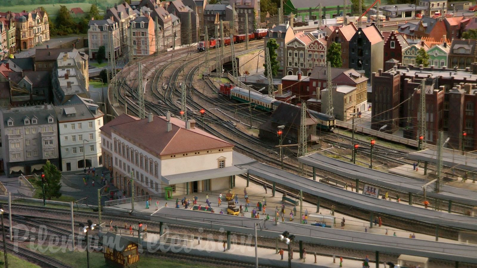 Model Railroad Layout by Modelspoor Group Nienoord with Miniature Cars and more than 100 Trains in HO Scale