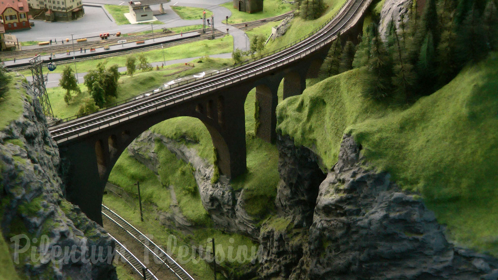 Model Railroad Layout by Modelspoor Group Nienoord with Miniature Cars and more than 100 Trains in HO Scale