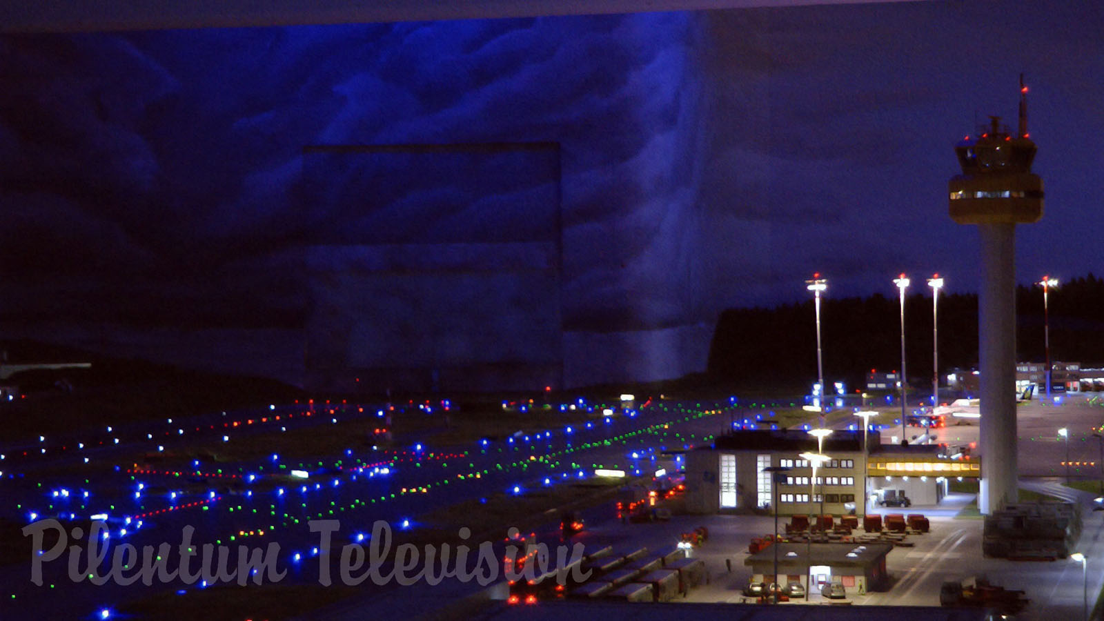 Biggest model airport of the world at day and at night in 1/87 HO scale