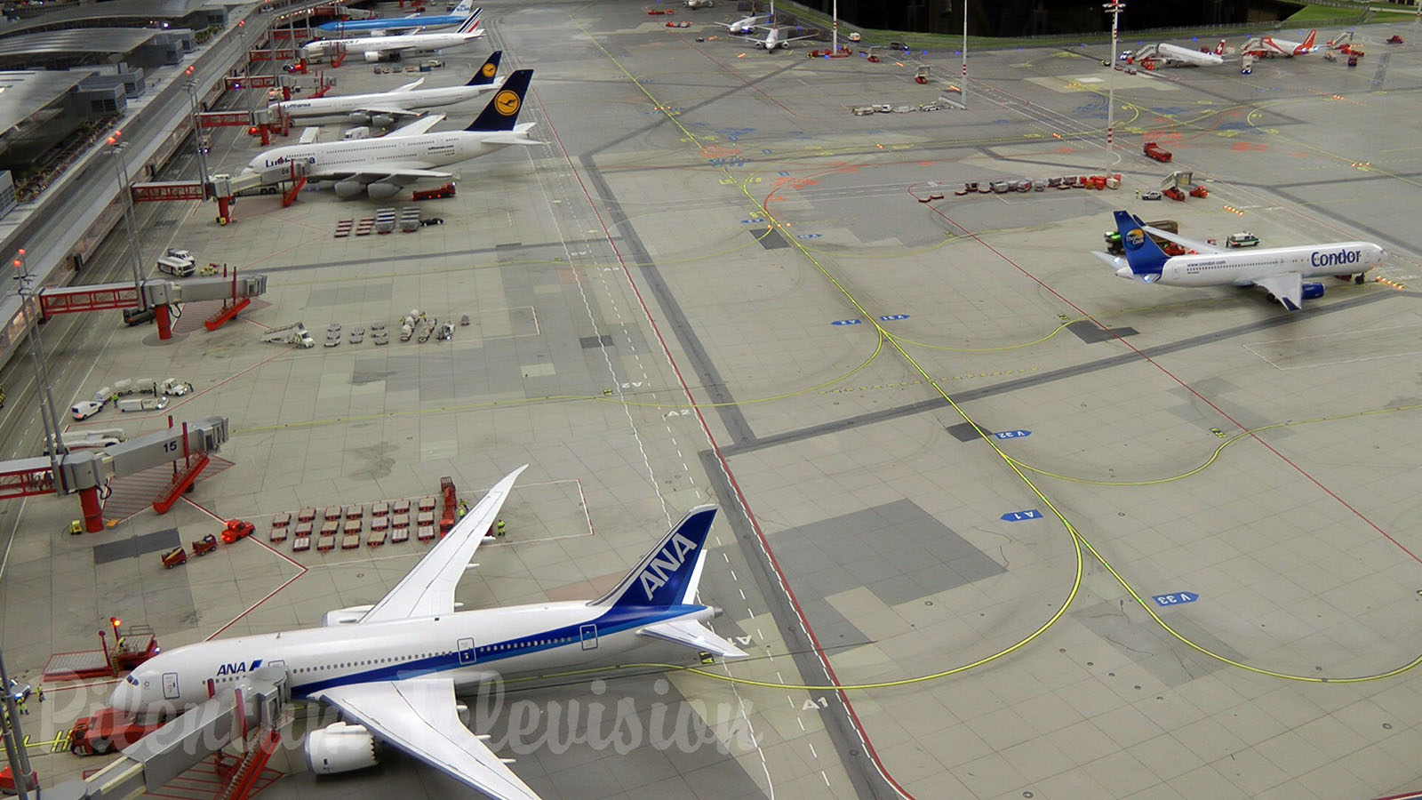 Biggest model airport of the world at day and at night in 1/87 HO scale