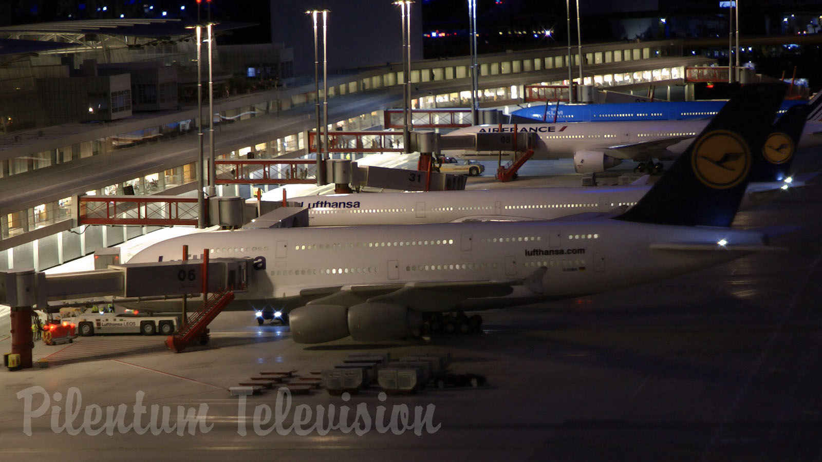 Biggest model airport of the world at day and at night in 1/87 HO scale