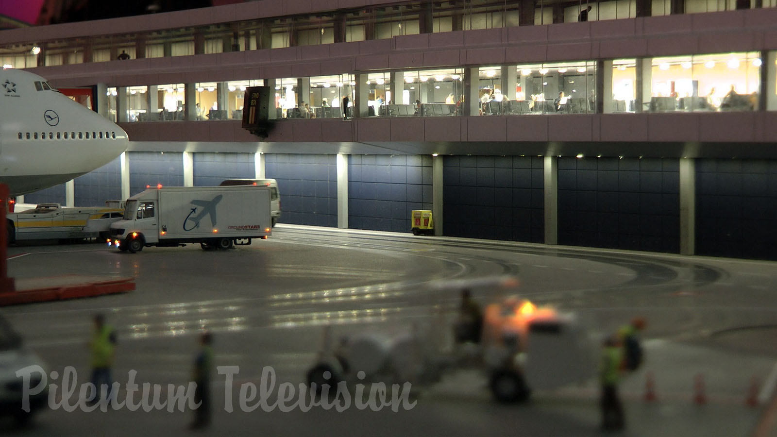 Biggest model airport of the world at day and at night in 1/87 HO scale