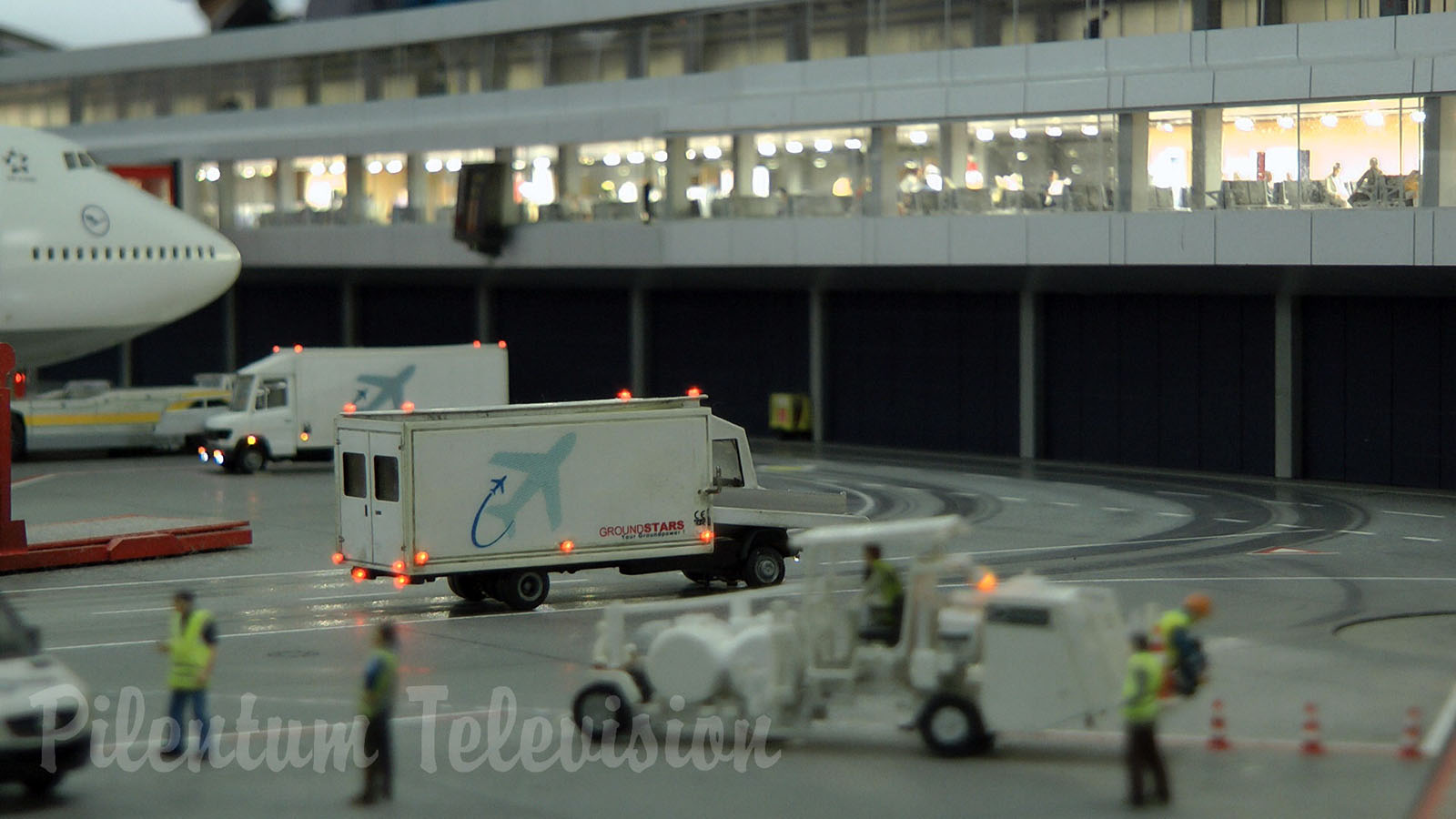 Biggest model airport of the world at day and at night in 1/87 HO scale