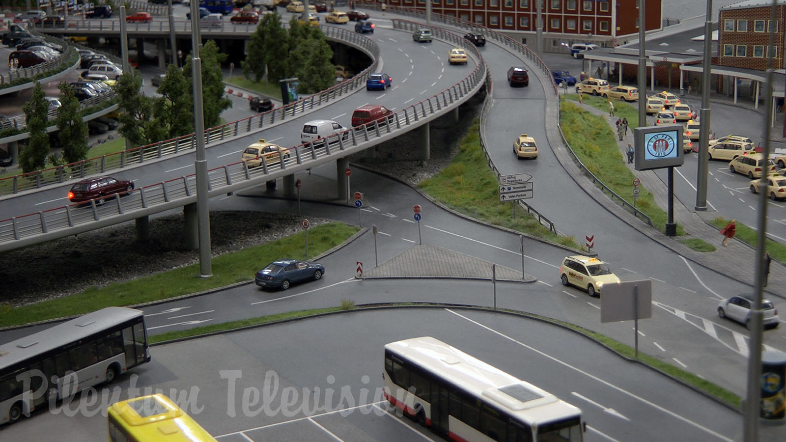 Biggest model airport of the world at day and at night in 1/87 HO scale