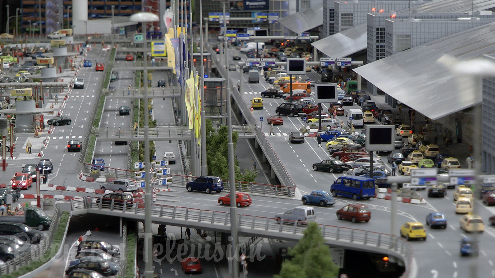 Biggest model airport of the world at day and at night in 1/87 HO scale