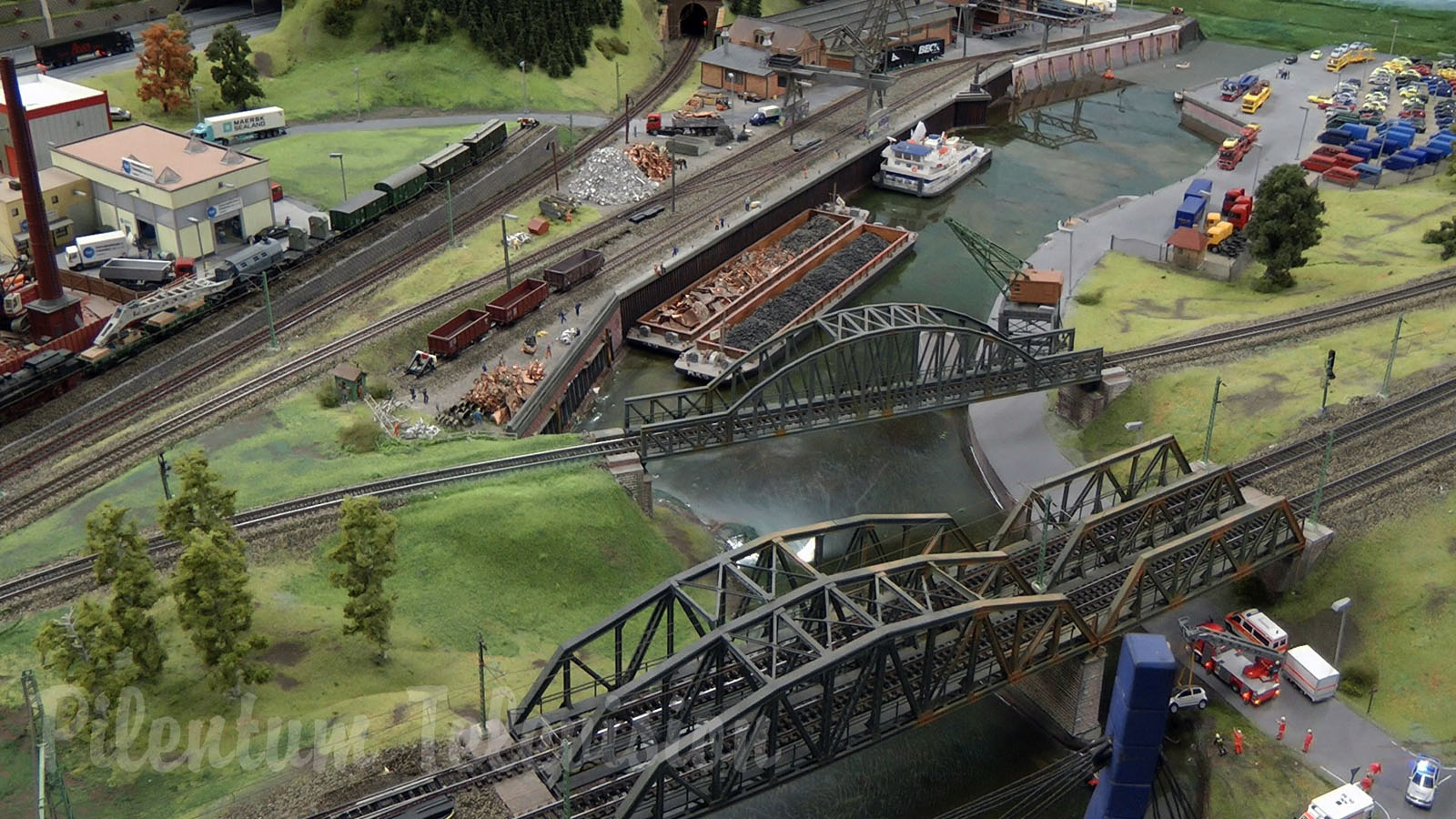 The City Edge Layout Model Railroad with amazing Miniature Cars in HO scale