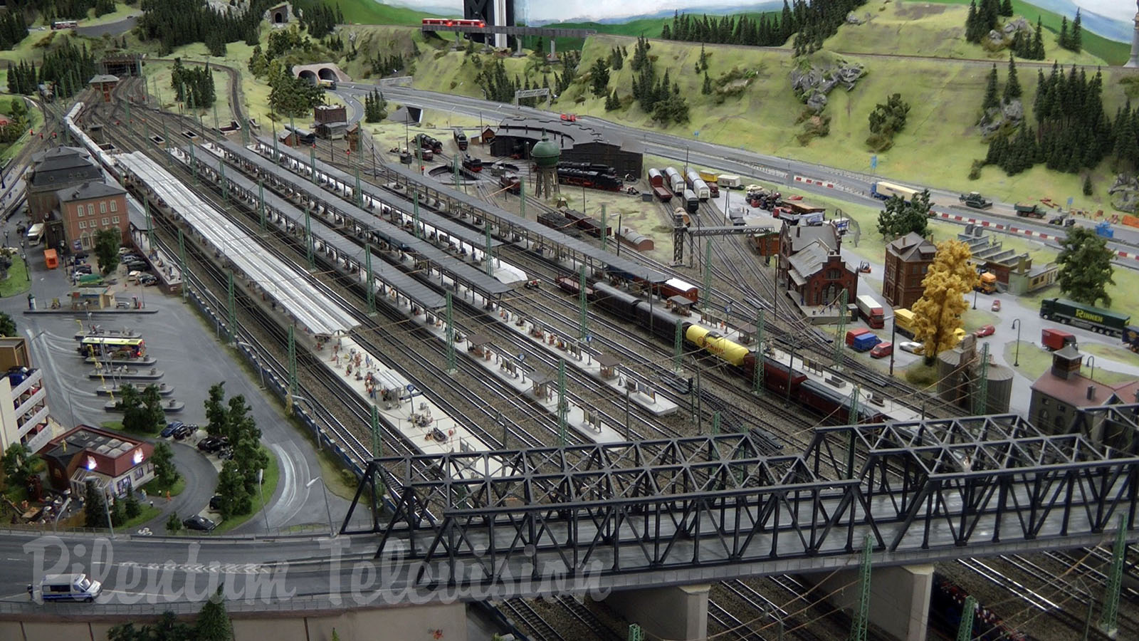 The City Edge Layout Model Railroad with amazing Miniature Cars in HO scale