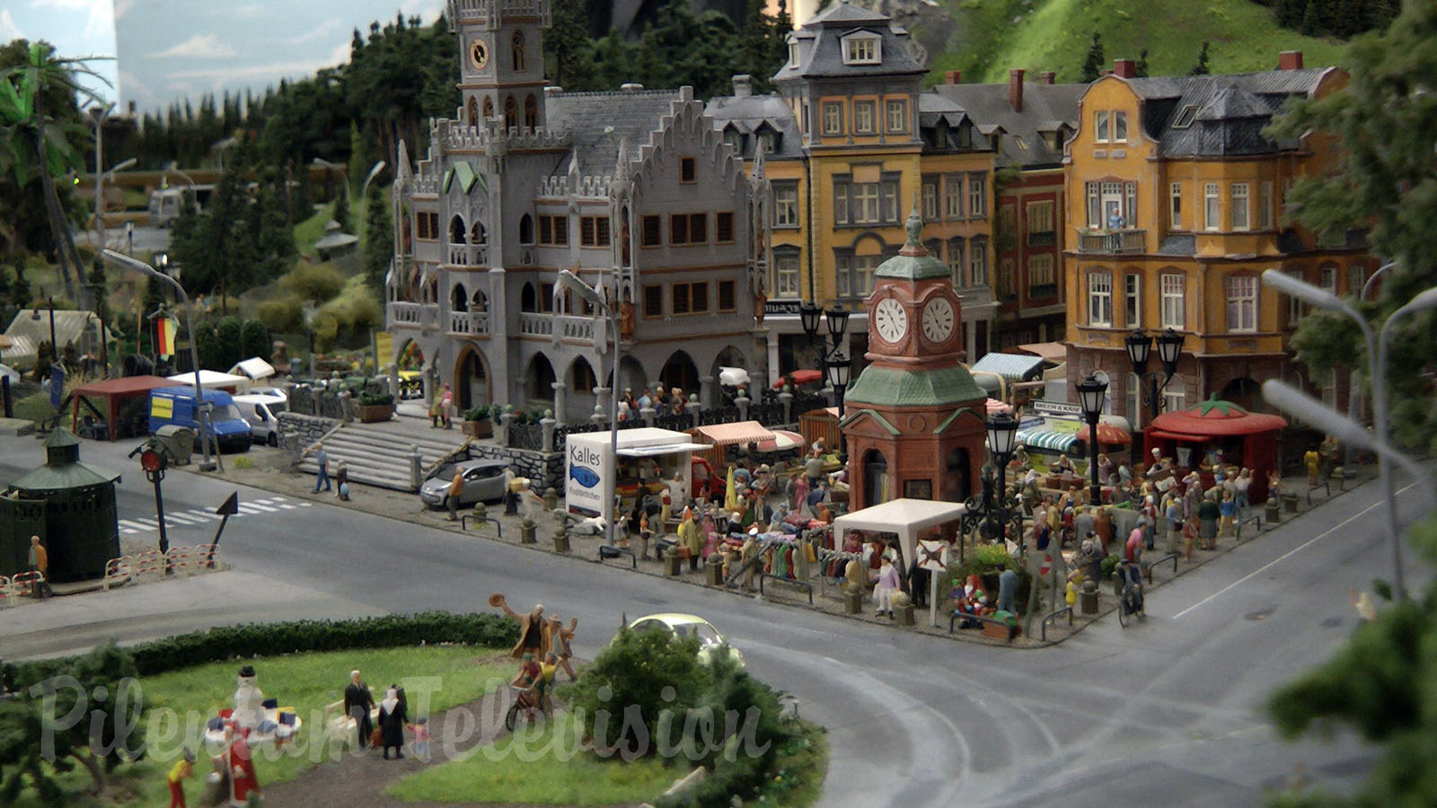 The City Edge Layout Model Railroad with amazing Miniature Cars in HO scale