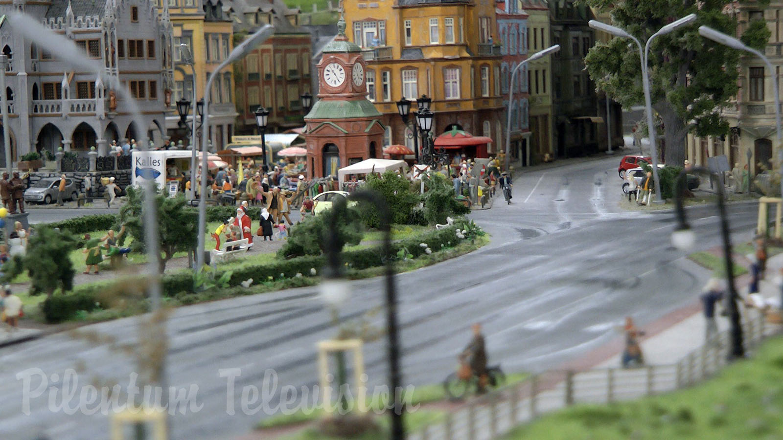 The City Edge Layout Model Railroad with amazing Miniature Cars in HO scale