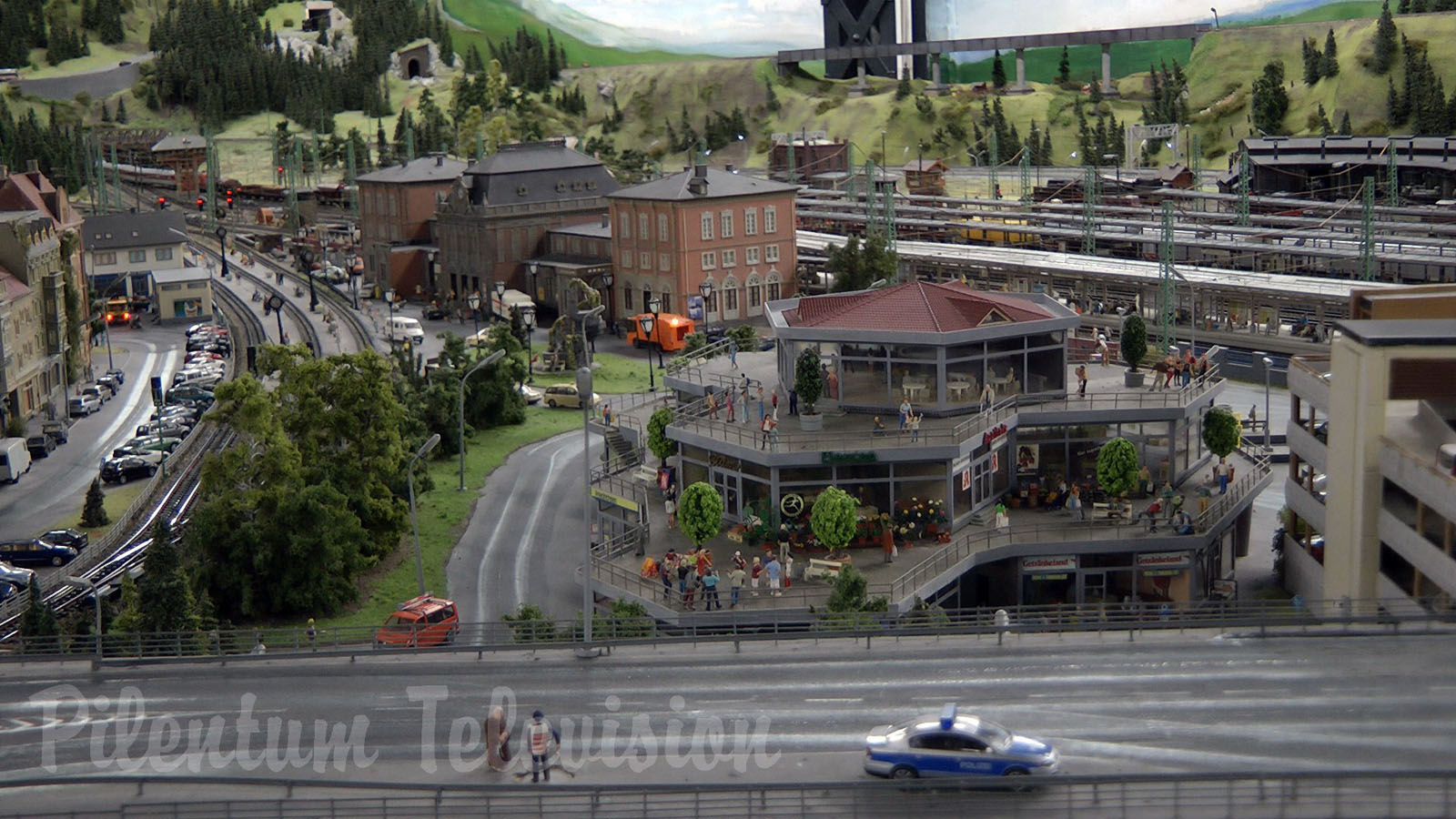 The City Edge Layout Model Railroad with amazing Miniature Cars in HO scale