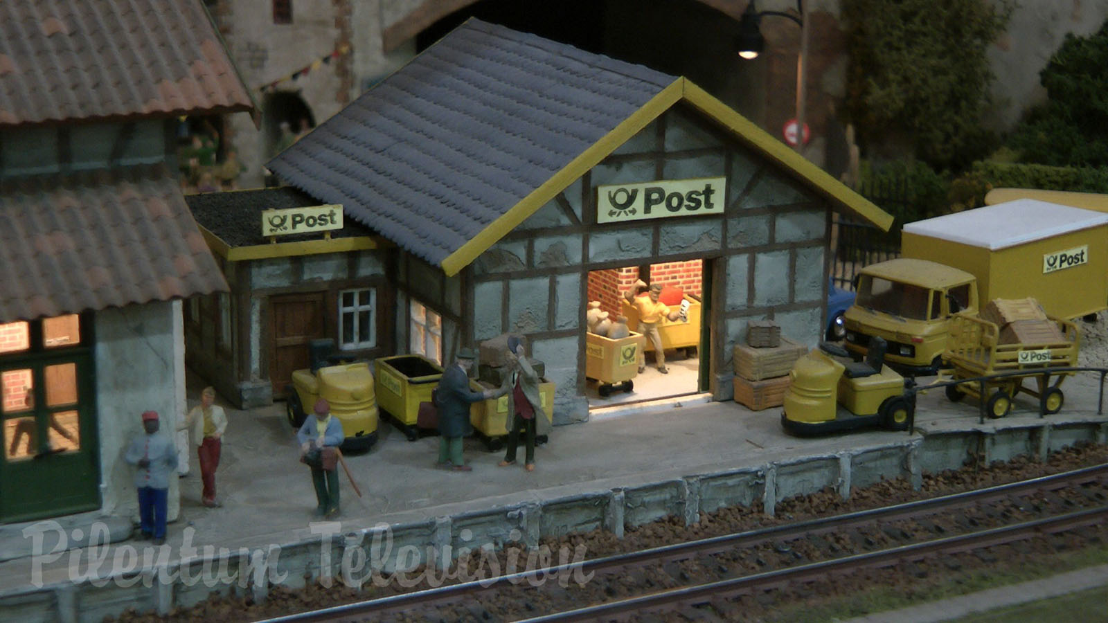 Model Trains Layout with Thousands of Funny Details in HO Scale