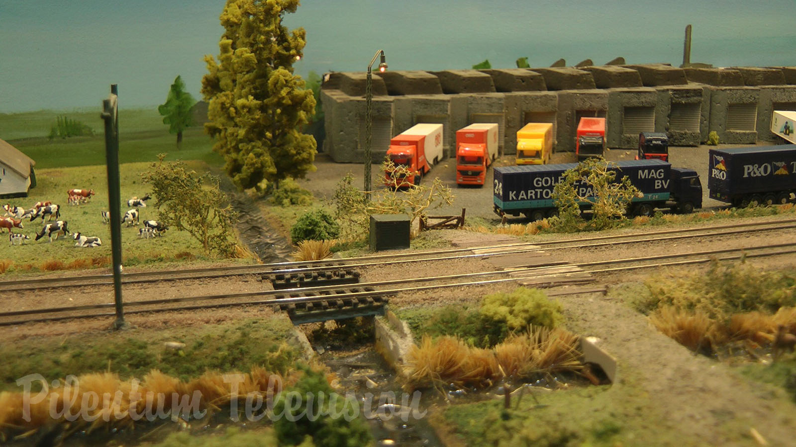 Modular Model Train Layout in N Gauge with Dutch Trains