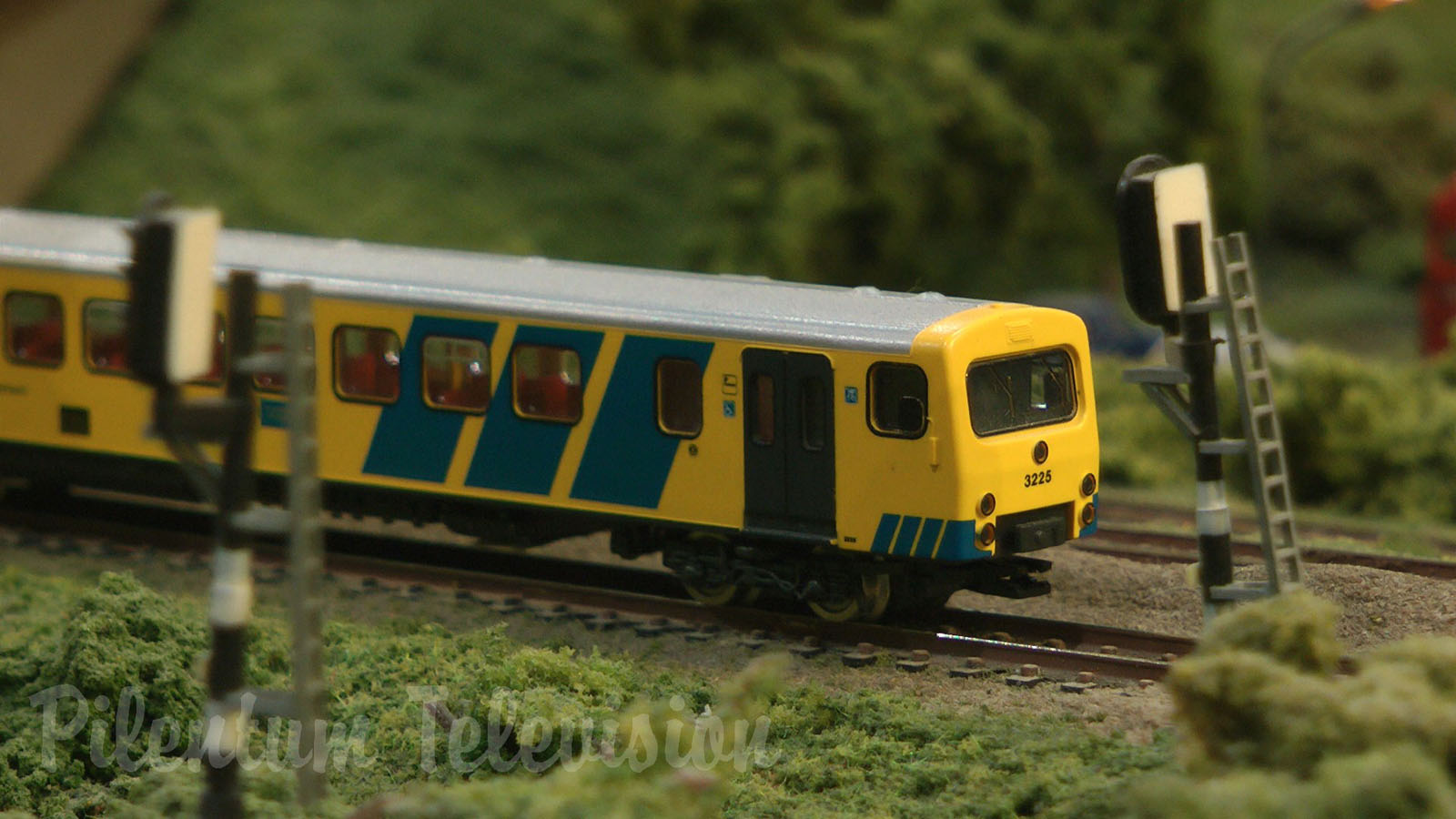 Modular Model Train Layout in N Gauge with Dutch Trains