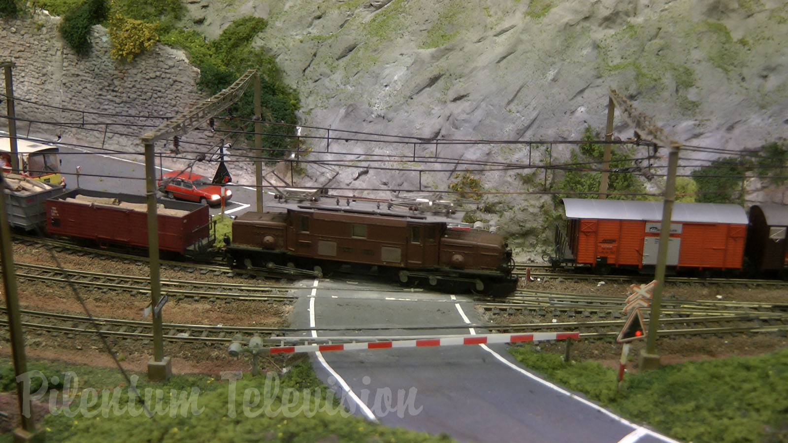 Beautiful Narrow Gauge Model Trains with Realistic Catenary made by Niek Talsma