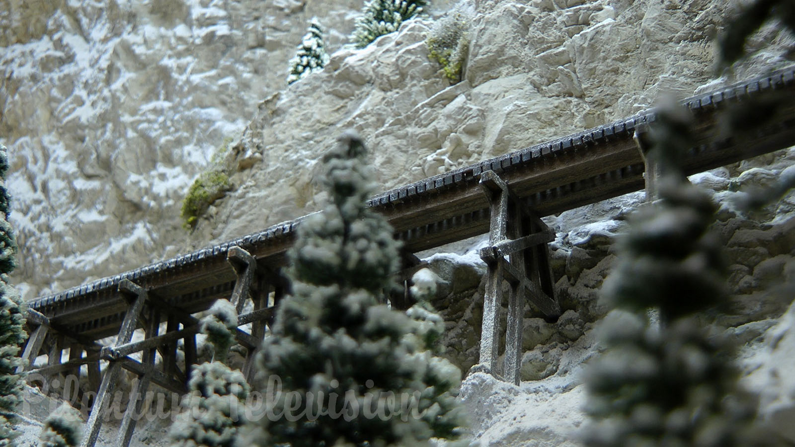 Amazing Railway Layout in HOn3 gauge with Rocky Mountains and Winter Landscape