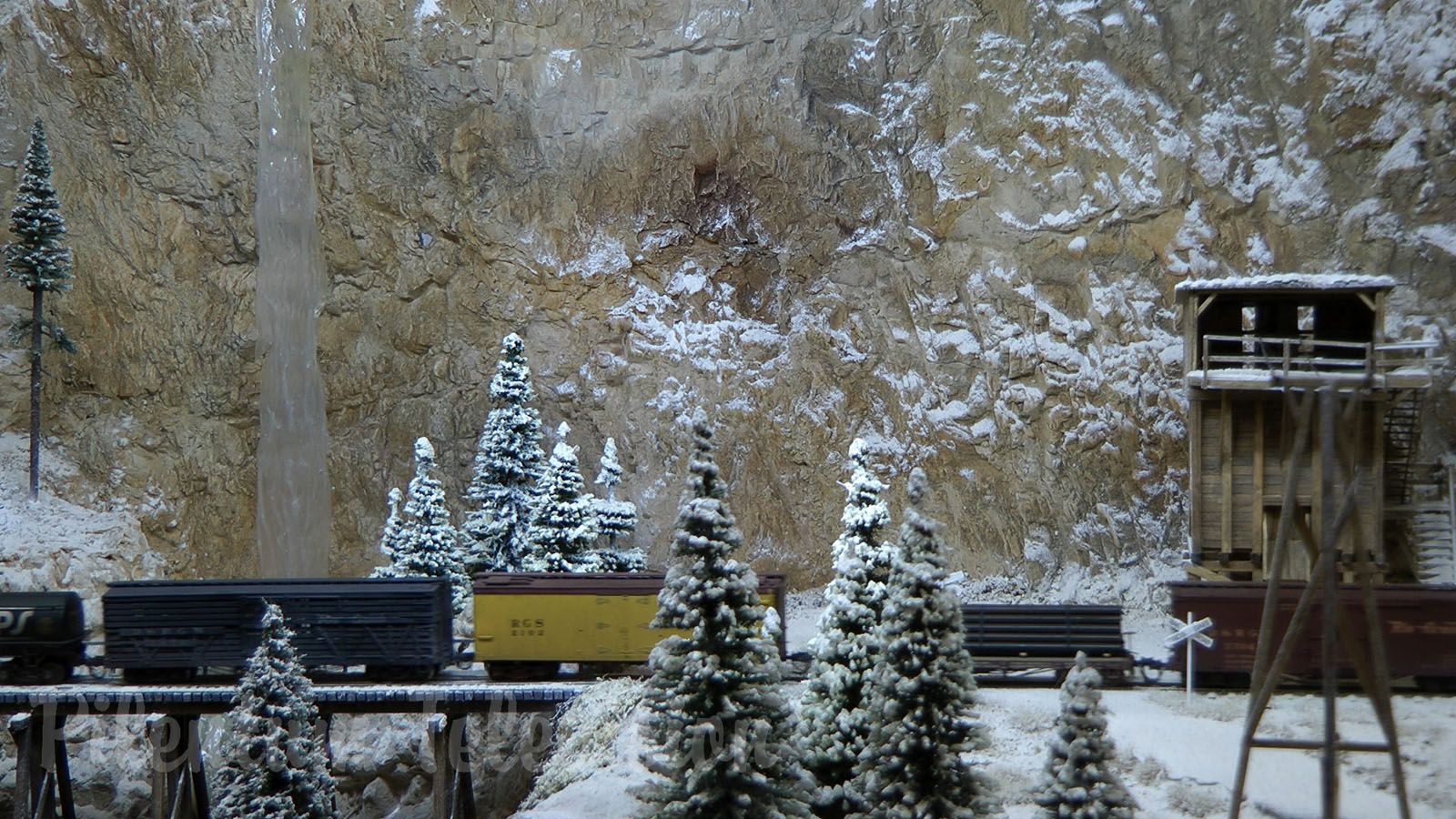 Amazing Railway Layout in HOn3 gauge with Rocky Mountains and Winter Landscape