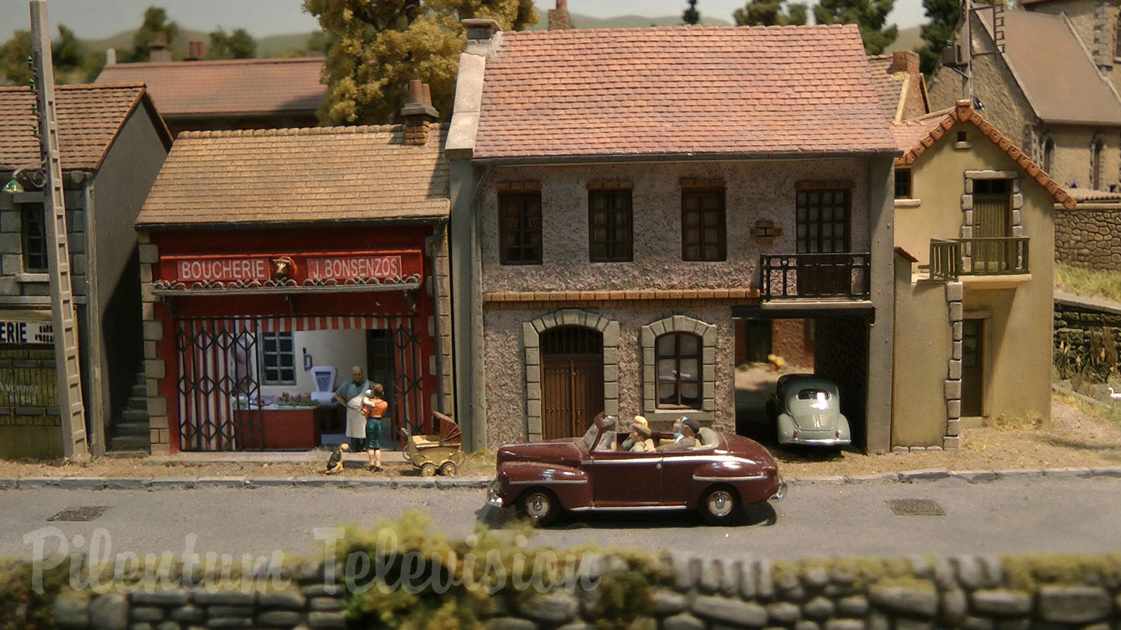 Impressive Model Railroad Layout by Club de Modelisme de Draveil from France in HO scale