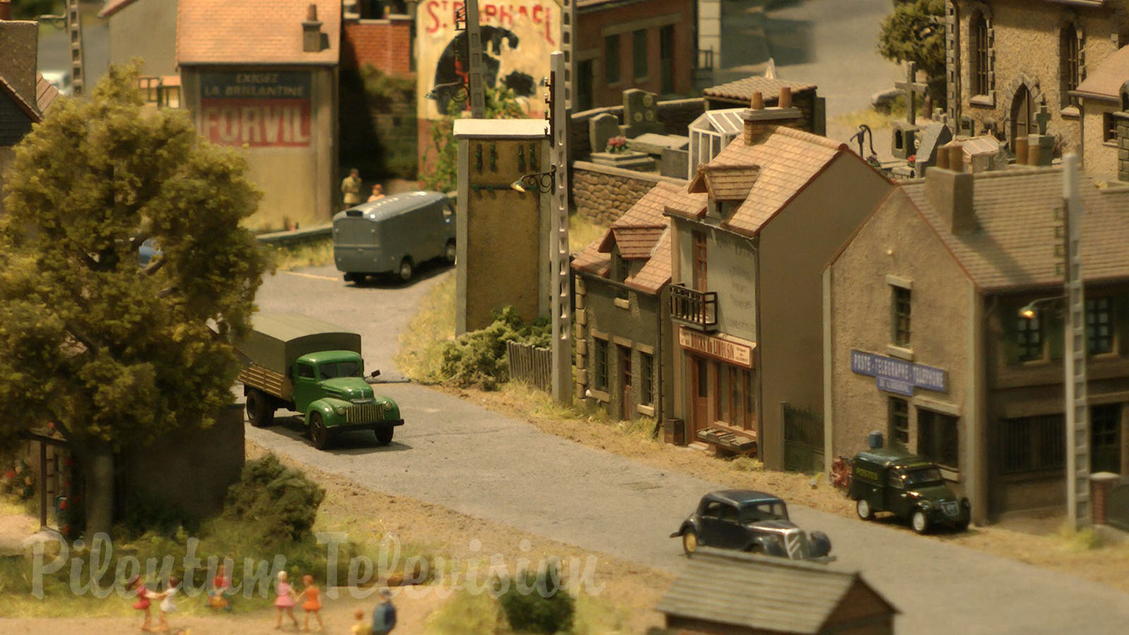 Impressive Model Railroad Layout by Club de Modelisme de Draveil from France in HO scale