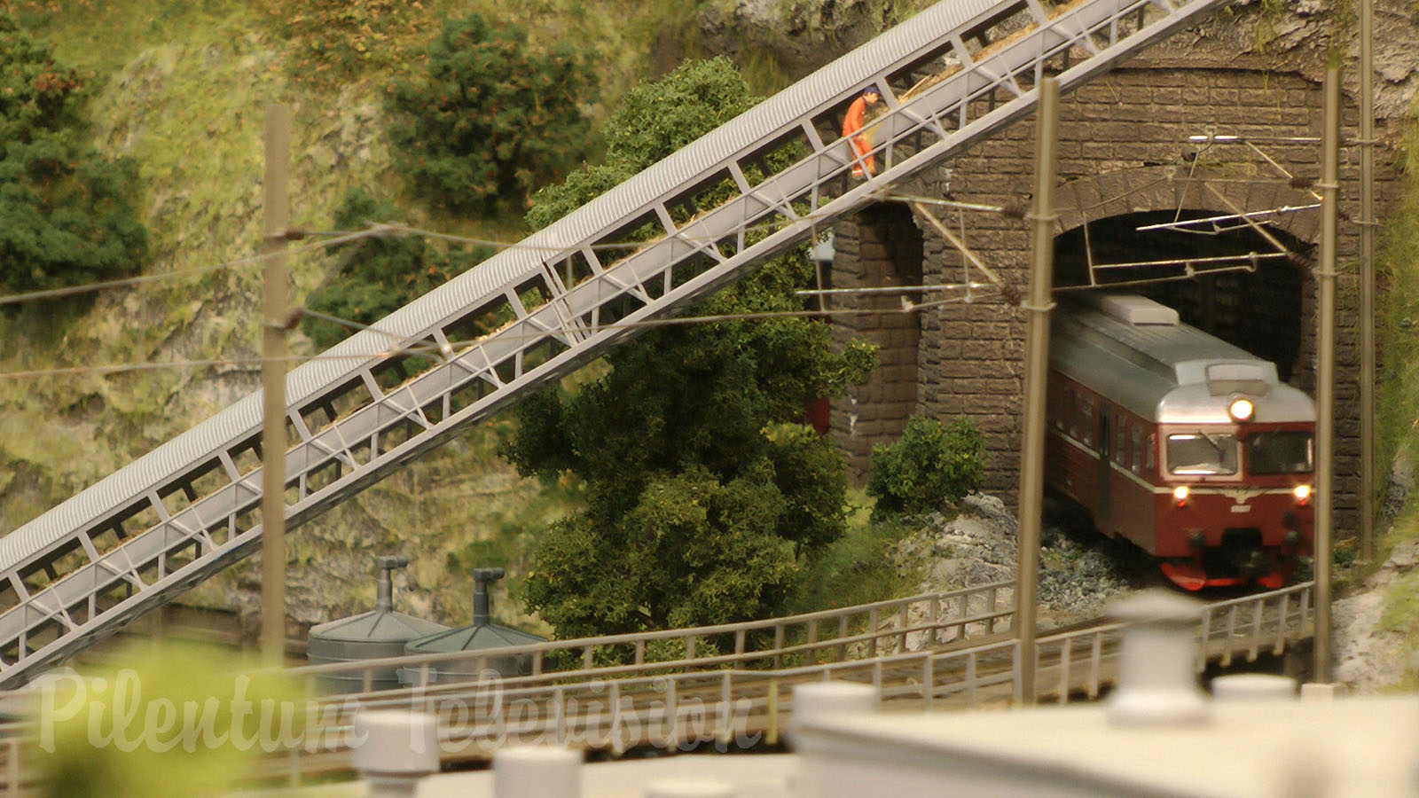 Beautiful Model Railroad in HO Scale by NMJ Norsk Modelljernbane