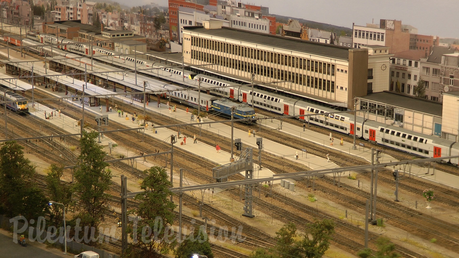 Heavy Freight Trains and Passenger Model Trains in action