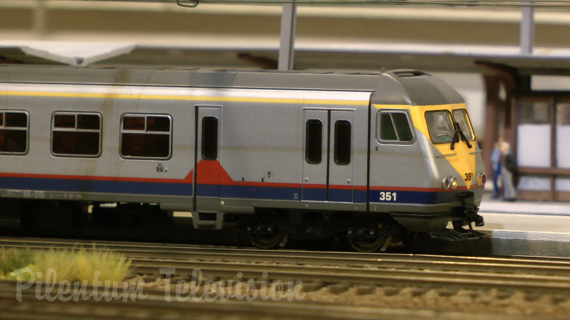 Heavy Freight Trains and Passenger Model Trains in action