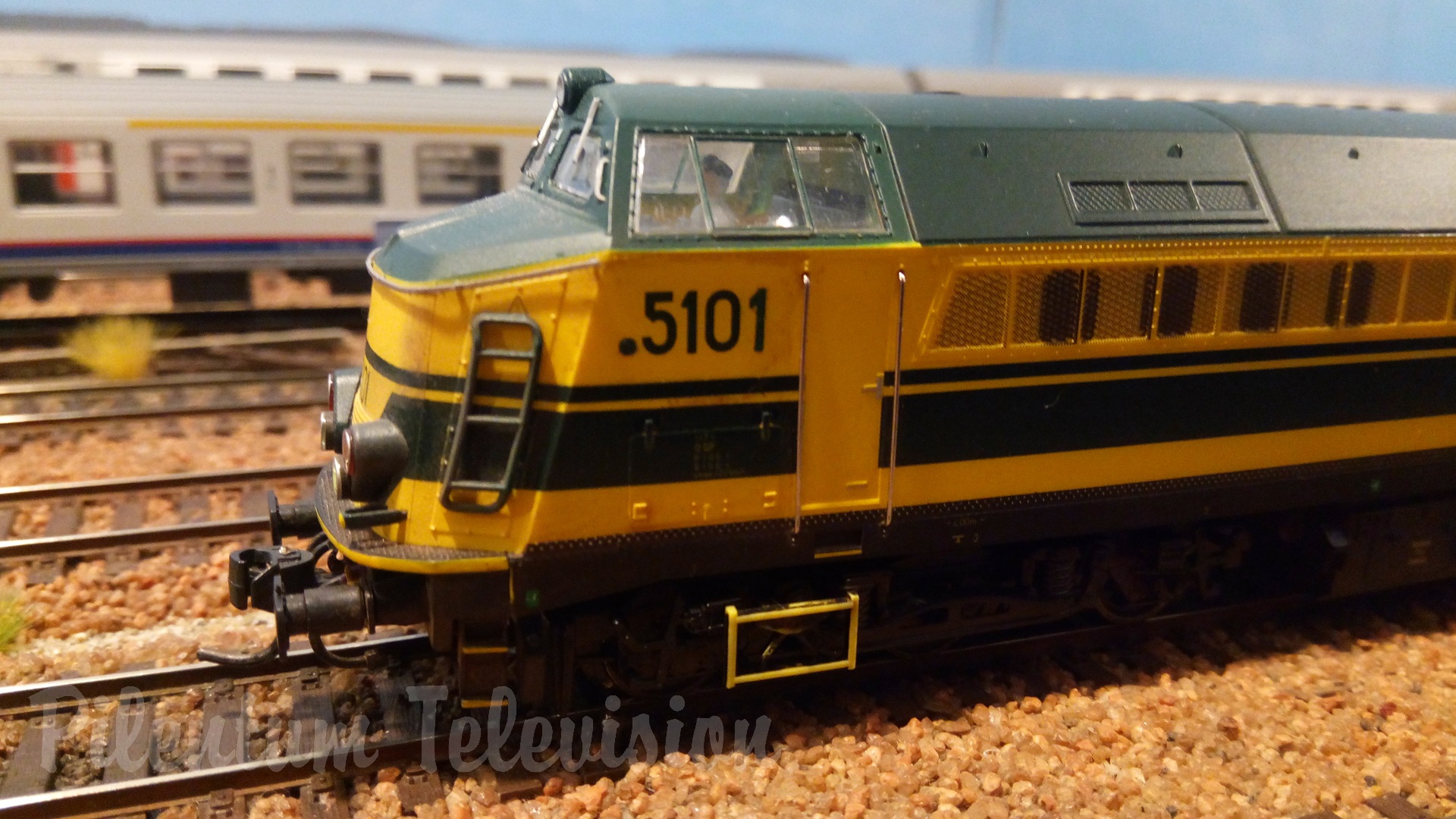 Heavy Freight Trains and Passenger Model Trains in action