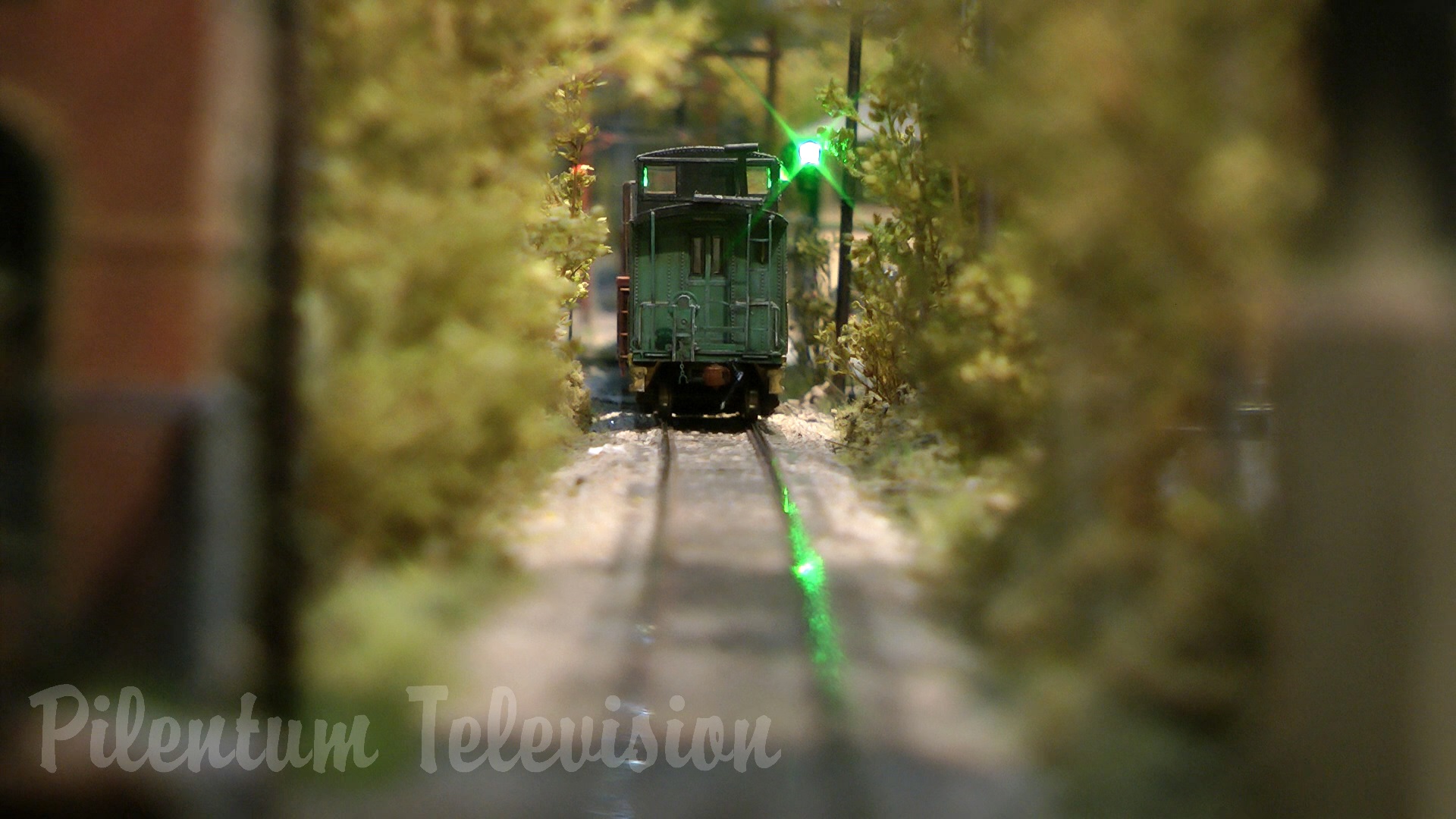 Impressive City Edge Layout and Cab Ride with American Model Trains