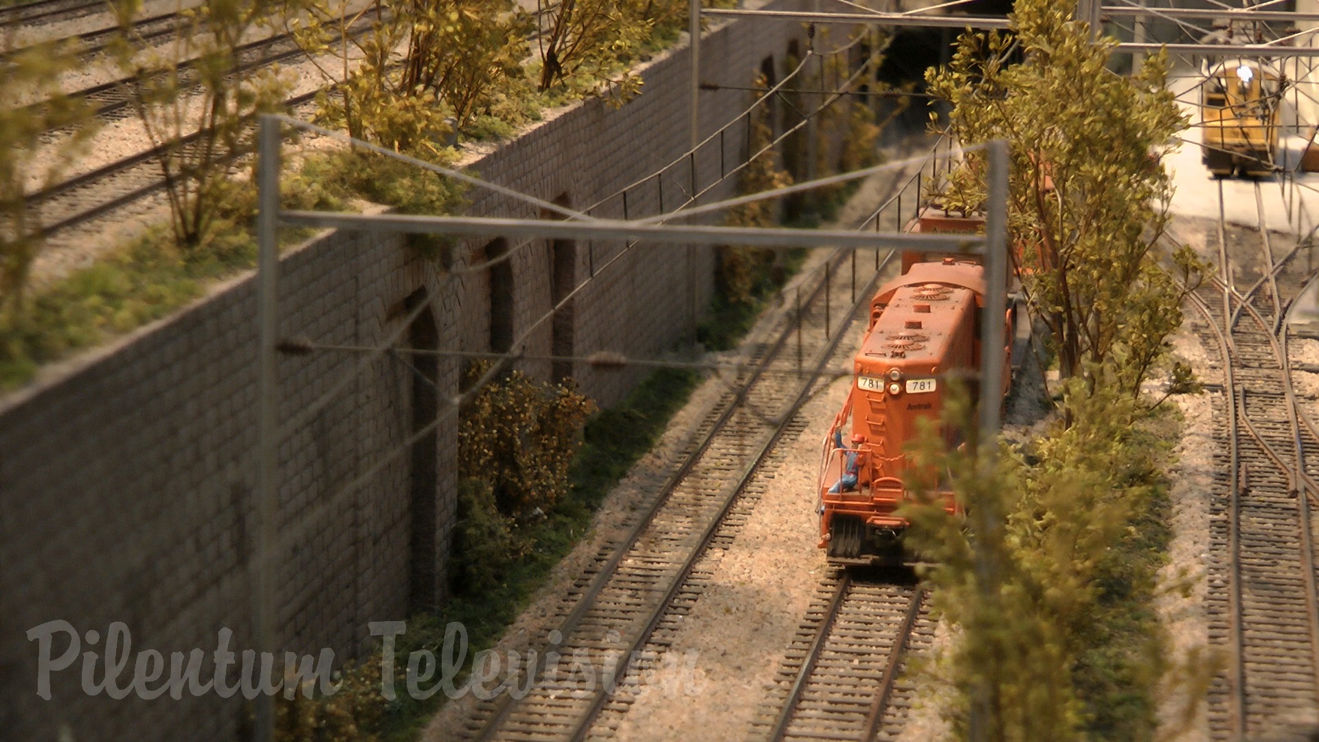 Impressive City Edge Layout and Cab Ride with American Model Trains