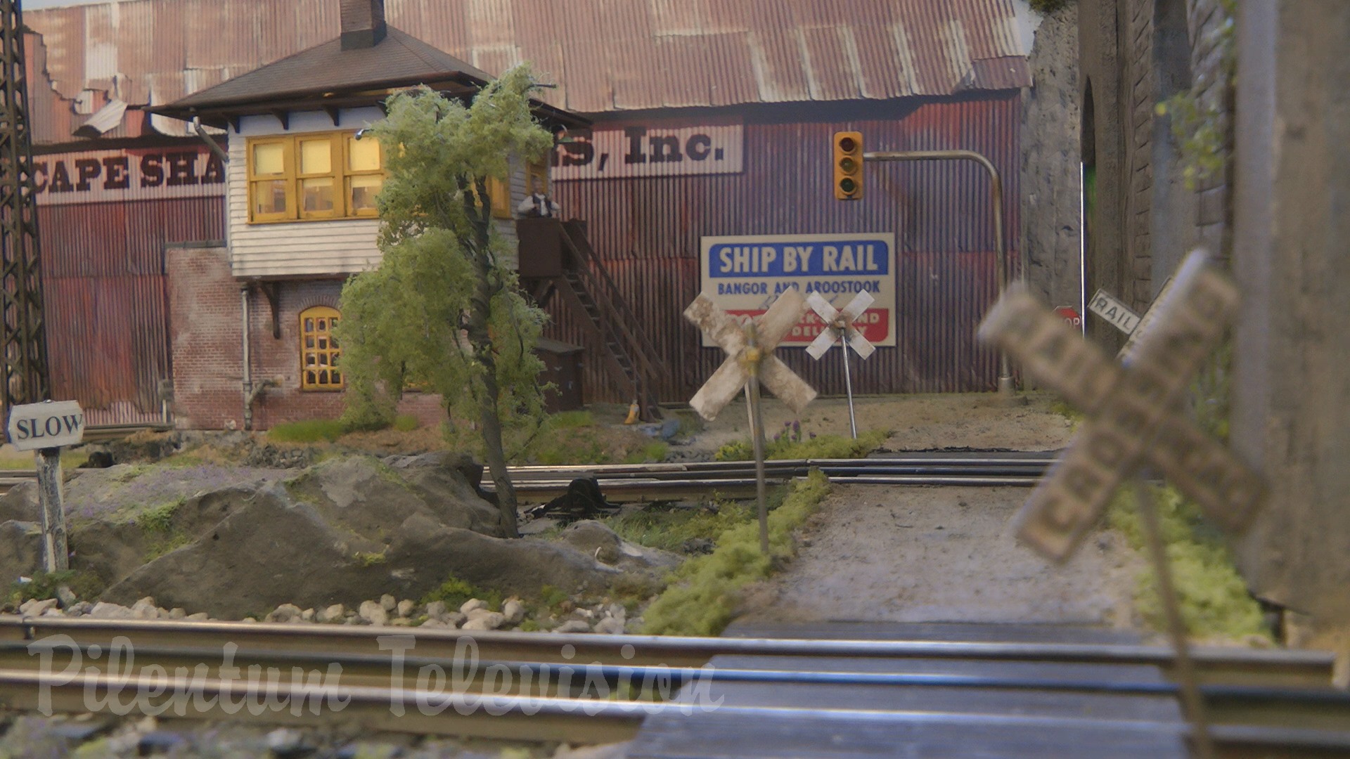 Porvoo Model Railroaders: Shark Bay Railroad - A three rail model railroad in O scale