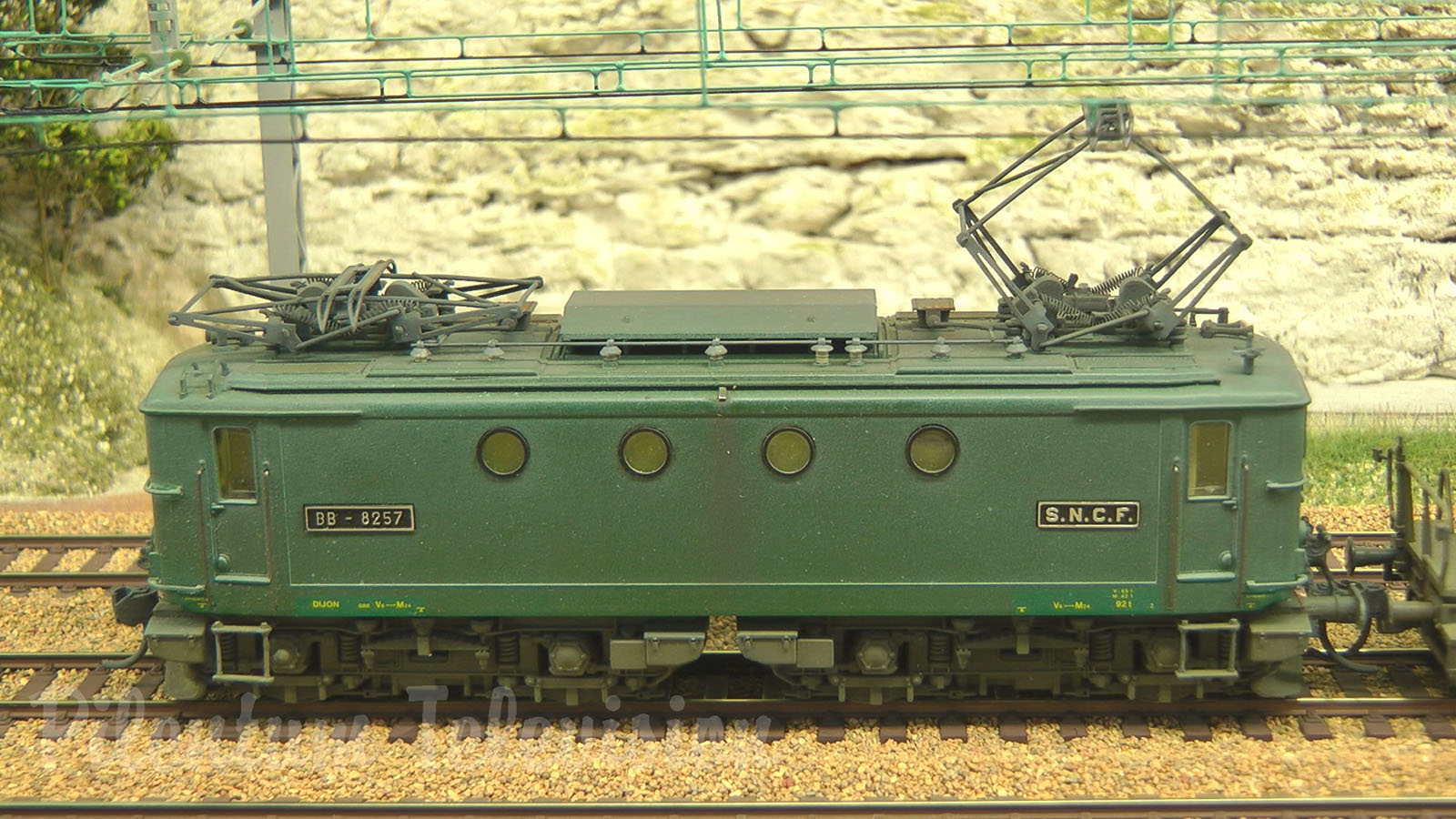 Model Railway “Burgundy 1,500 Volt” with French Model Trains made by Jouef in HO scale