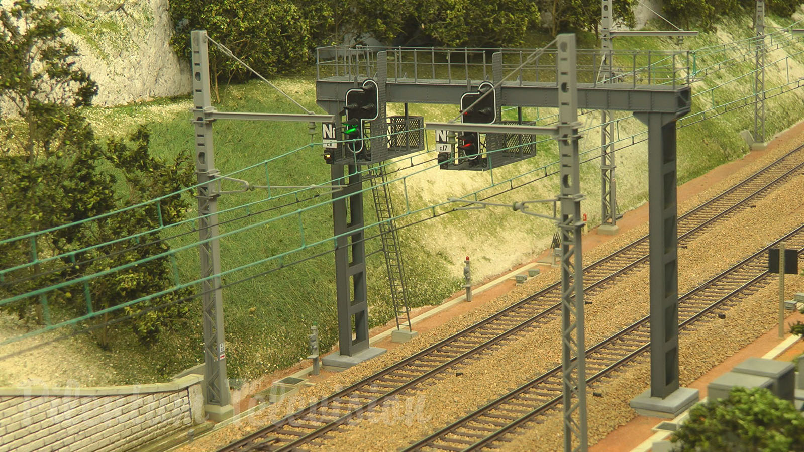 Model Railway “Burgundy 1,500 Volt” with French Model Trains made by Jouef in HO scale