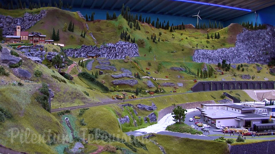 Model Train Video by Pilentum with Car System and Cab Ride on a Model Railway under Construction