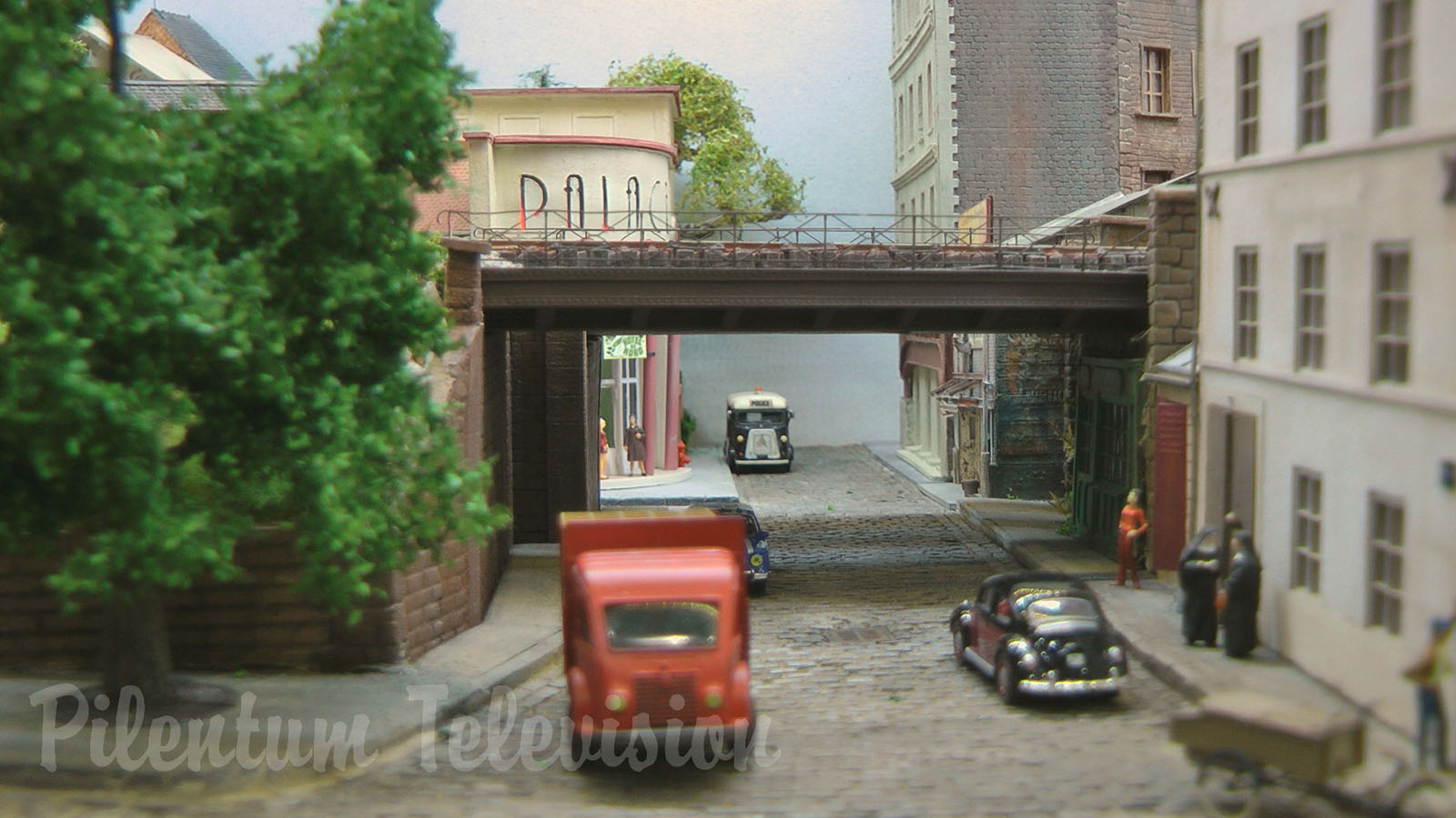 The Circular Railway of Paris - La Petite Ceinture - Model Railroad Diorama by François Joyau