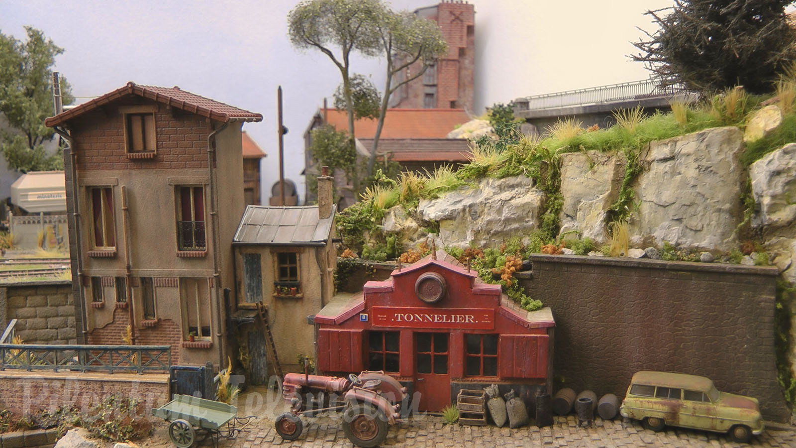 The Circular Railway of Paris - La Petite Ceinture - Model Railroad Diorama by François Joyau