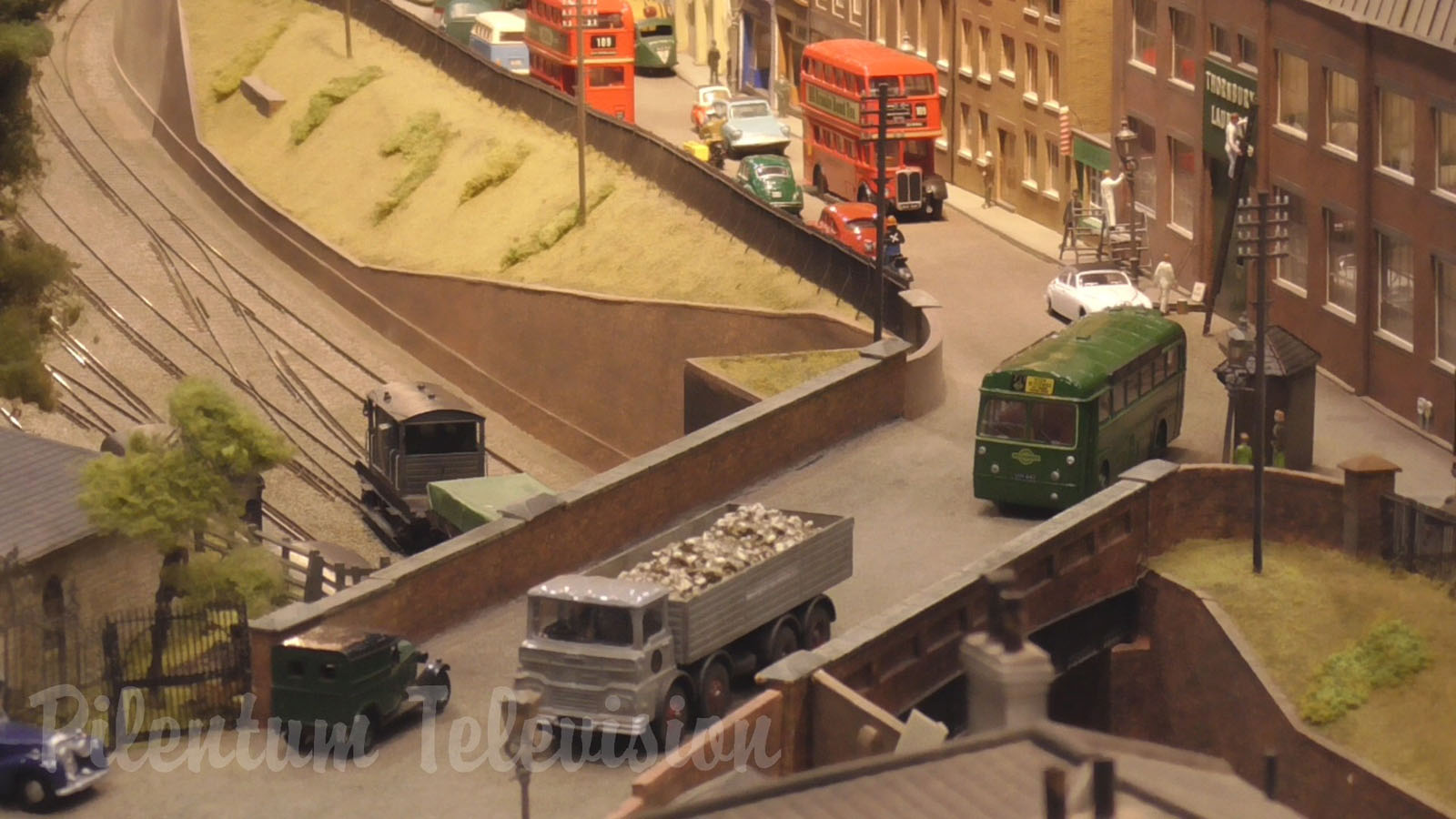 British Model Railway Layout “Thornbury Hill” in OO gauge with Cab Ride along the Main Line