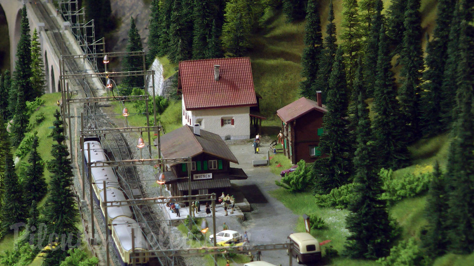 Model trains from Switzerland crossing the railroad bridge HOn3½